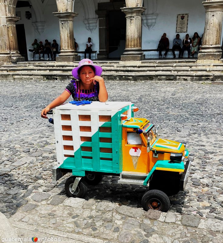 Fotos de Antigua Guatemala, Sacatepéquez: Vendedora de helados