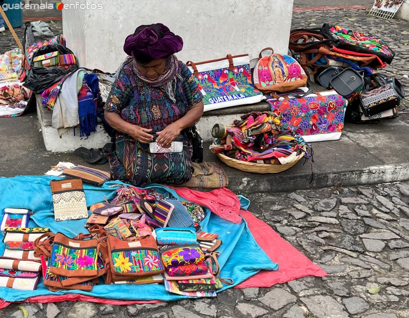 Fotos de Antigua Guatemala, Sacatepéquez: Vendedora de artesanías.