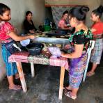 Mujeres haciendo tortillas